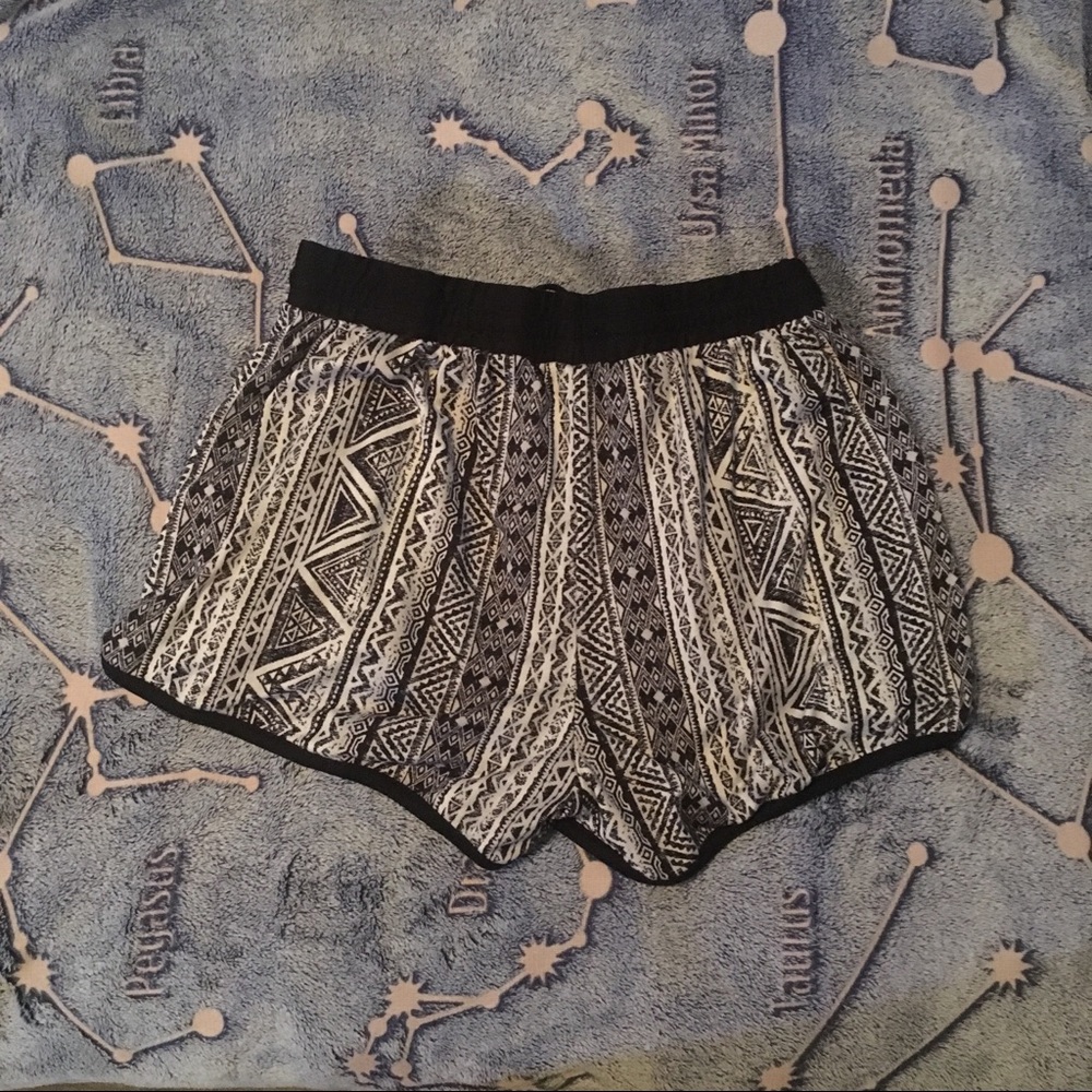 Patterned Comfy Shorts (Size M) - Picture 2 of 3